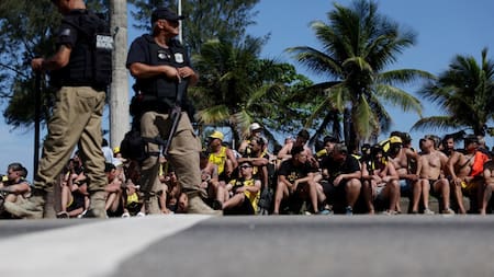 Hinchas de Peñarol detenidos en Brasil. Foto: Reuters.