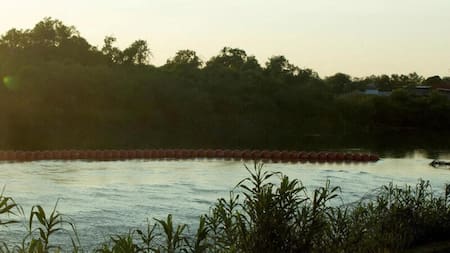 Las barreras flotantes instaladas por el estado de Texas en el río Grande. Foto: Reuters.