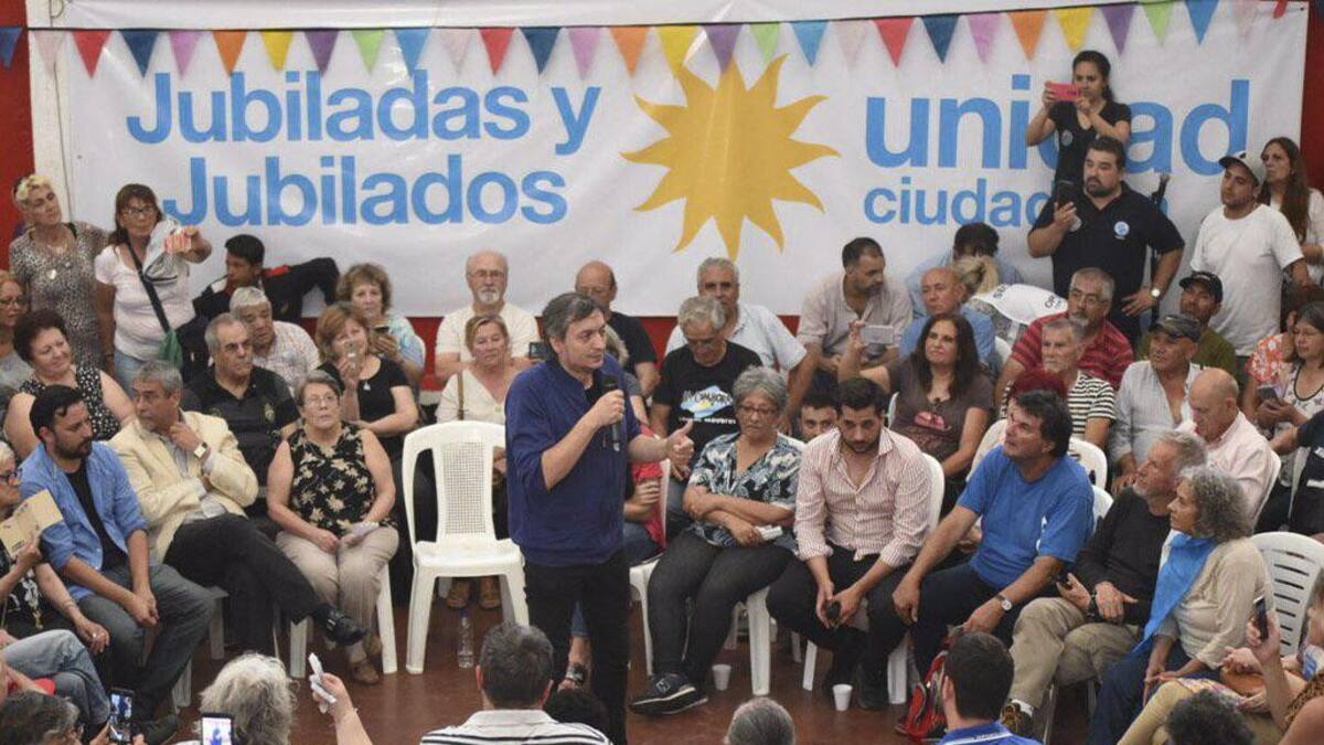 Máximo Kirchner junto a jubilados (NA)