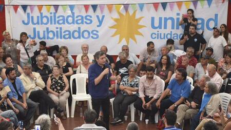 Máximo Kirchner junto a jubilados (NA)