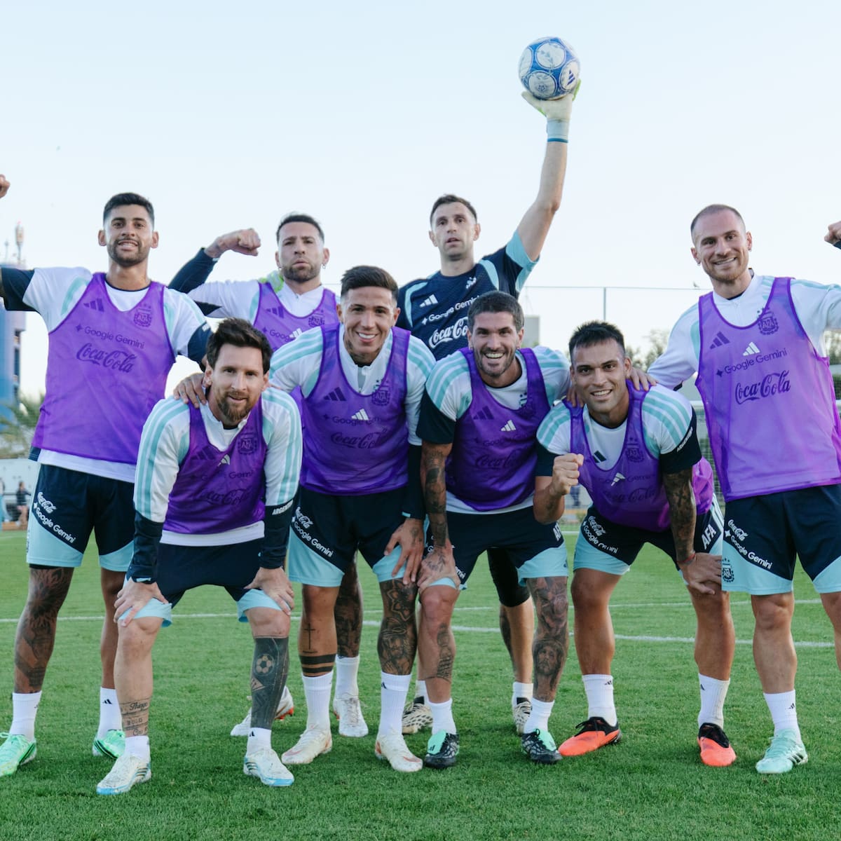 La fotografía que compartió Enzo Fernández y republicó "Dibu" Martínez en Instagram para despedir a Lionel Messi.