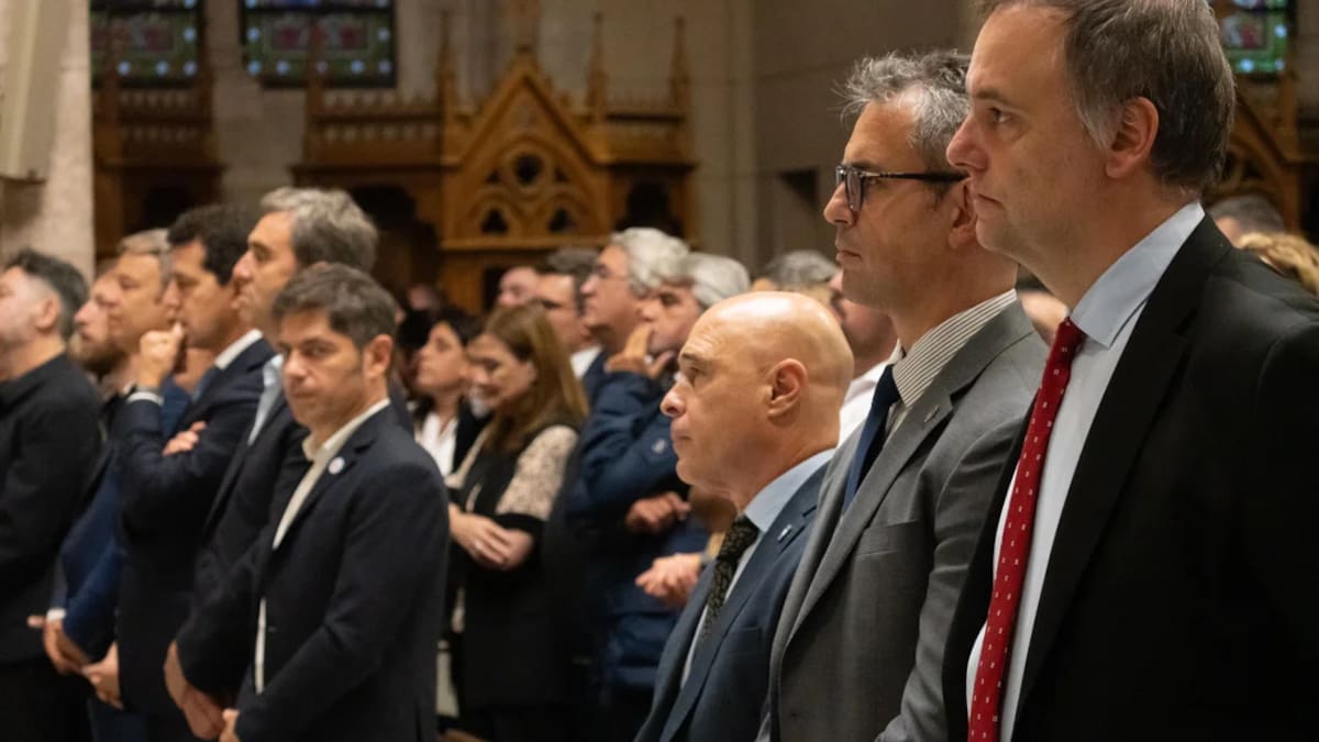 Dirigentes políticos participaron de la misa por el papa Francisco a un año de su muerte