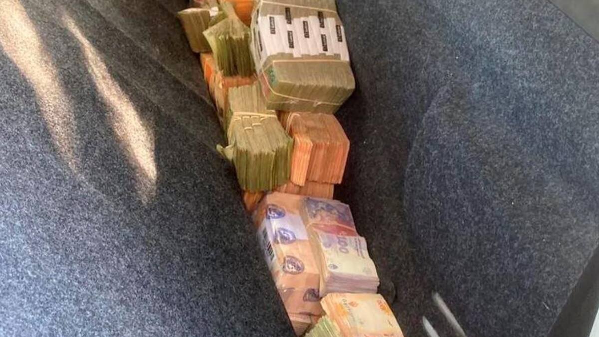 Los fajos de billetes del hombre detenido en Mendoza por la Gendarmería. Foto: Prensa GNA.