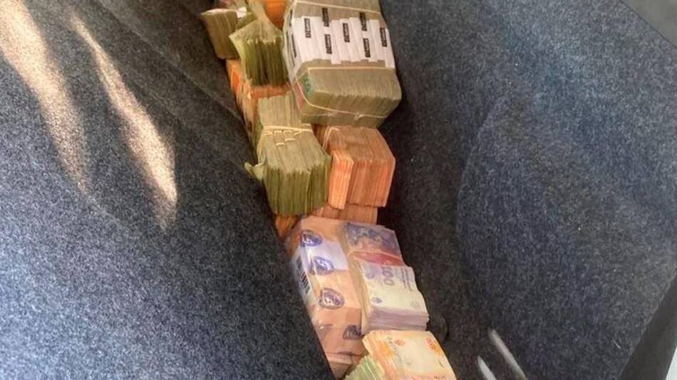 Los fajos de billetes del hombre detenido en Mendoza por la Gendarmería. Foto: Prensa GNA.