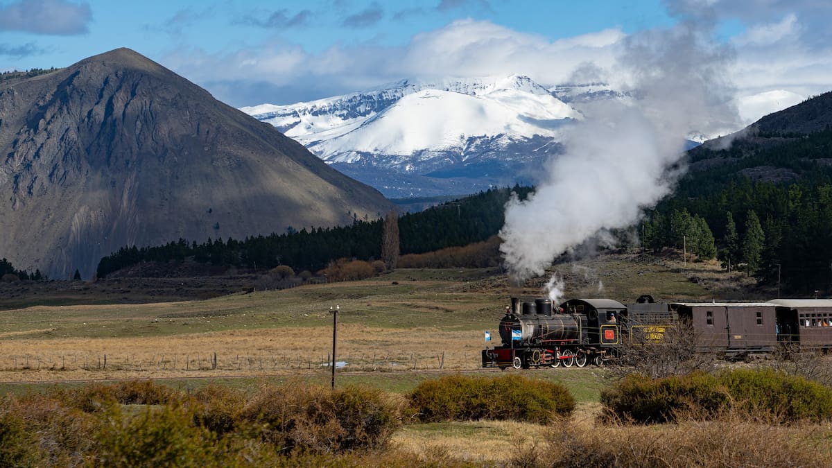 Paisajes soñados a bordo de un tren a vapor: el pueblito patagónico que ofrece un recorrido lleno de historia y vistas únicas