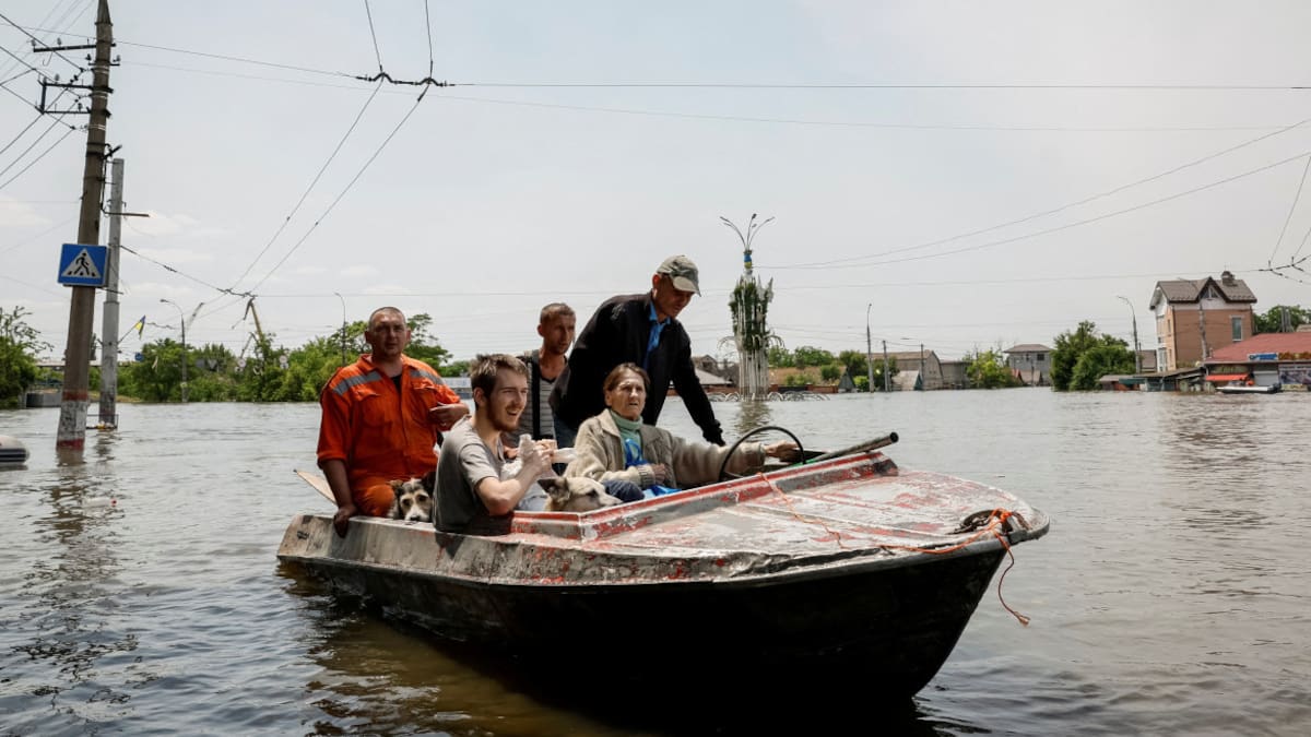 Personas evacuadas en la región de Jersón tras la explosión de la represa de Kajovka. Foto: Reuters.