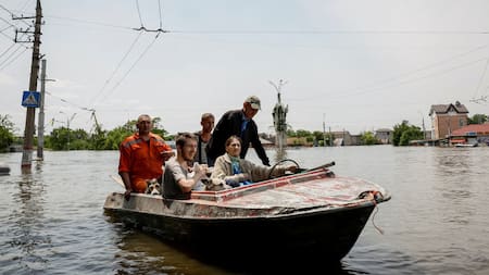 Personas evacuadas en la región de Jersón tras la explosión de la represa de Kajovka. Foto: Reuters.