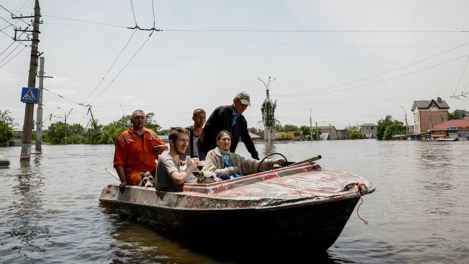 Personas evacuadas en la región de Jersón tras la explosión de la represa de Kajovka. Foto: Reuters.