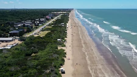 Pocos turistas, dunas inmensas y bosques de ensueño: dónde queda la playa más tranquila de la Costa Atlántica