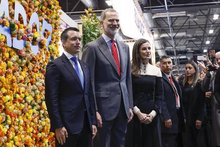 El presidente de Ecuador, Daniel Noboa posa con el rey Felipe VI y la reina Letizia en el stand de su país durante la inauguración de Fitur 2024. Foto: EFE
