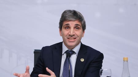 Las generadoras de Energía rechazaron propuesta de Luis Caputo para pagar deudas: el "no" al bono considerado "inaceptable"