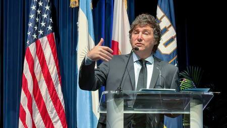 Milei viaja a Estados Unidos luego de la asunción de sus nuevos ministros. Participará del America Business Forum y se reunirá con el electo presidente de Bolivia.