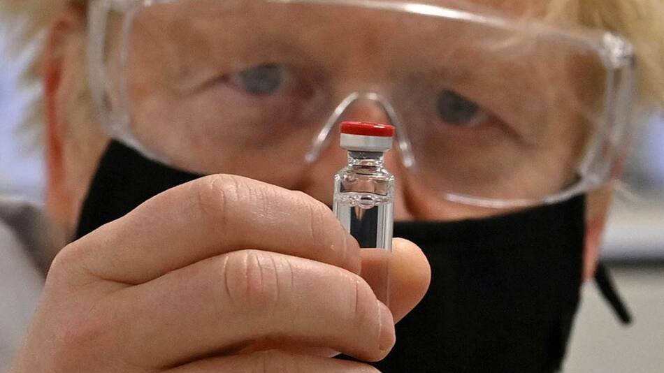 Vacuna de AstraZeneca aprobada en Reino Unido, REUTERS