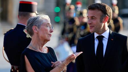 Élisabeth Borne y Emmanuel Macron. Foto: Reuters.