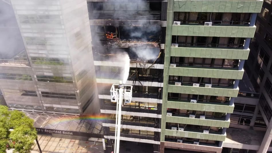 Incendio junto al Ministerio de Trabajo. Foto: X/@DiarioredesA