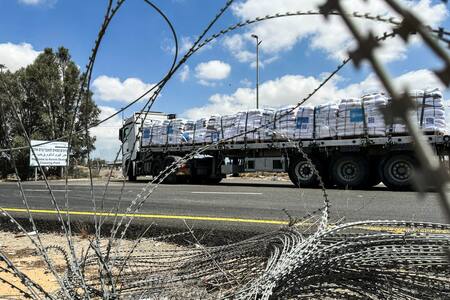Entrega de ayuda humanitaria en la Franja de Gaza. Foto: REUTERS/Shafiek Tassiem.