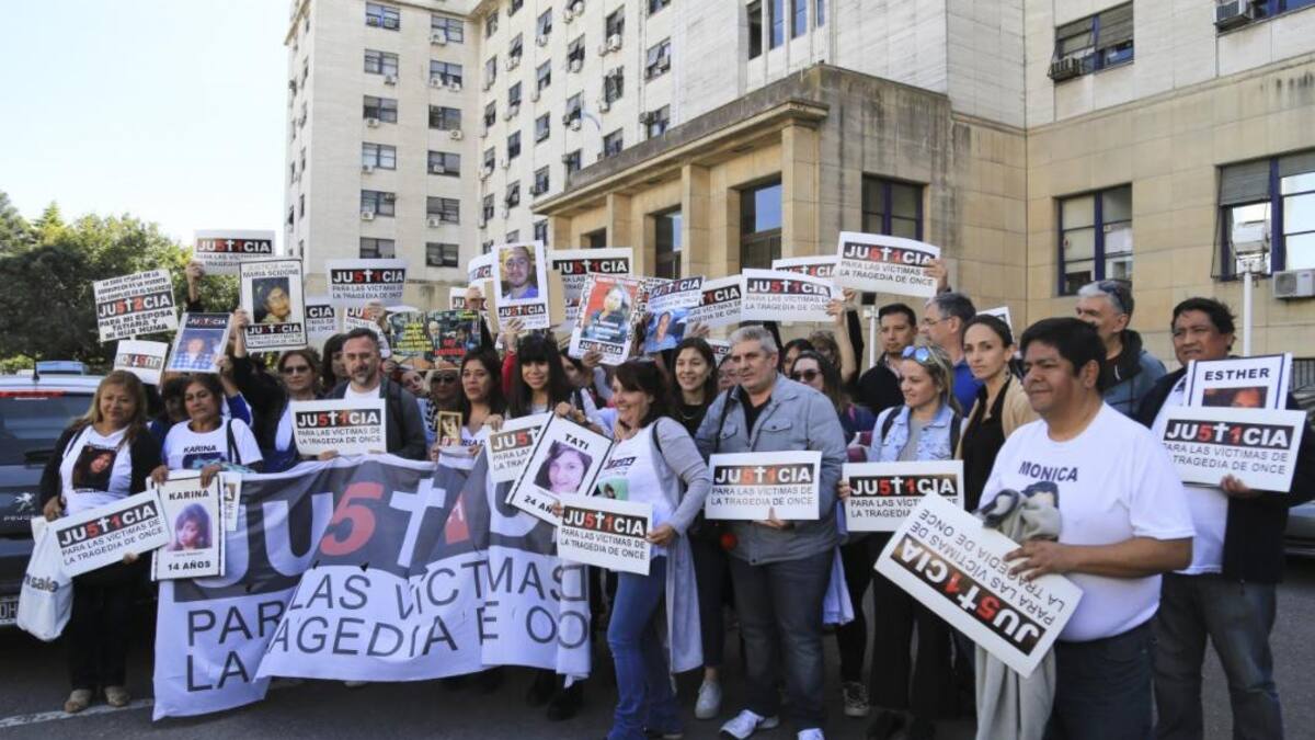 Familiares de víctimas de la tragedia de Once, NA