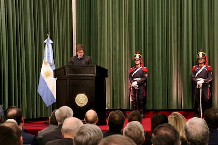 Javier Milei entregó despachos y sables a las Fuerzas Armadas. Foto: Presidencia