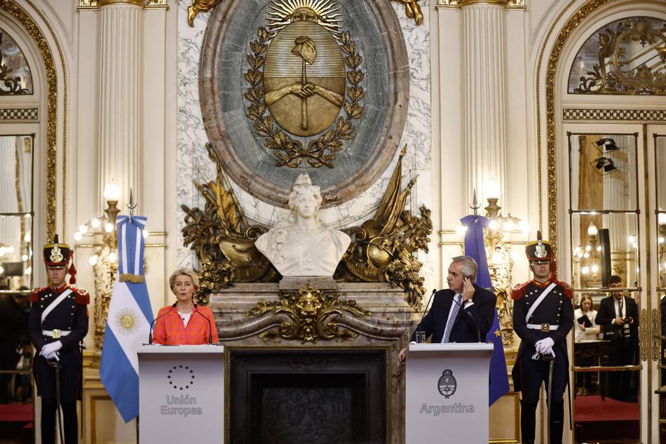 Alberto Fernández y Úrsula Von der Layen. Foto: EFE.