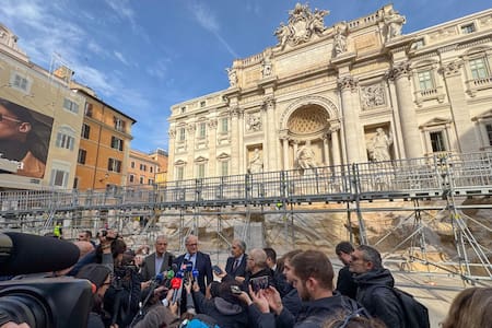 Pasarela frente a la Fontana de Trevi. Foto: EFE.