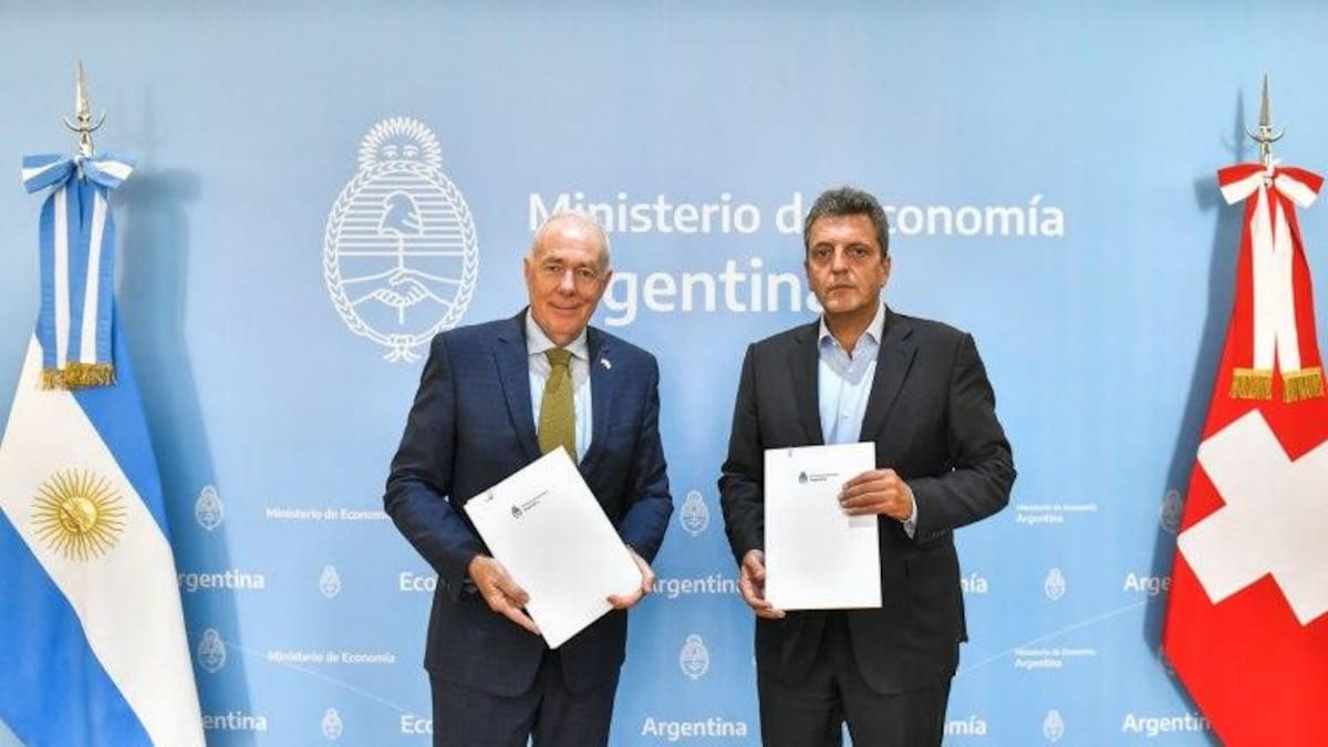 Sergio Massa con el embajador suizo, Hans Ruedi Bortis. Foto: NA.