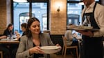 Qué significa que una persona ayude al mozo a levantar los platos en un restaurante, según la psicología