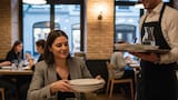 Qué significa que una persona ayude al mozo a levantar los platos en un restaurante, según la psicología