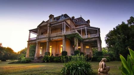 El barrio privado que nació para salvar un castillo histórico a 90 minutos del Obelisco