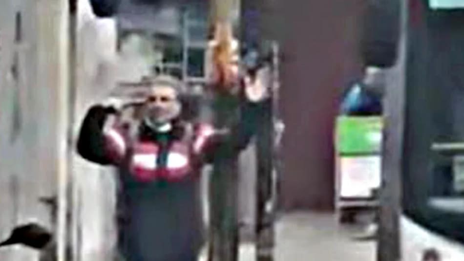 Hombre se atrincheró en un colectivo y amenazó con suicidarse.
