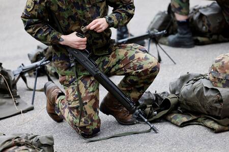 Soldados del Ejército de Suiza. Foto: Reuters/Stefan Wermuth