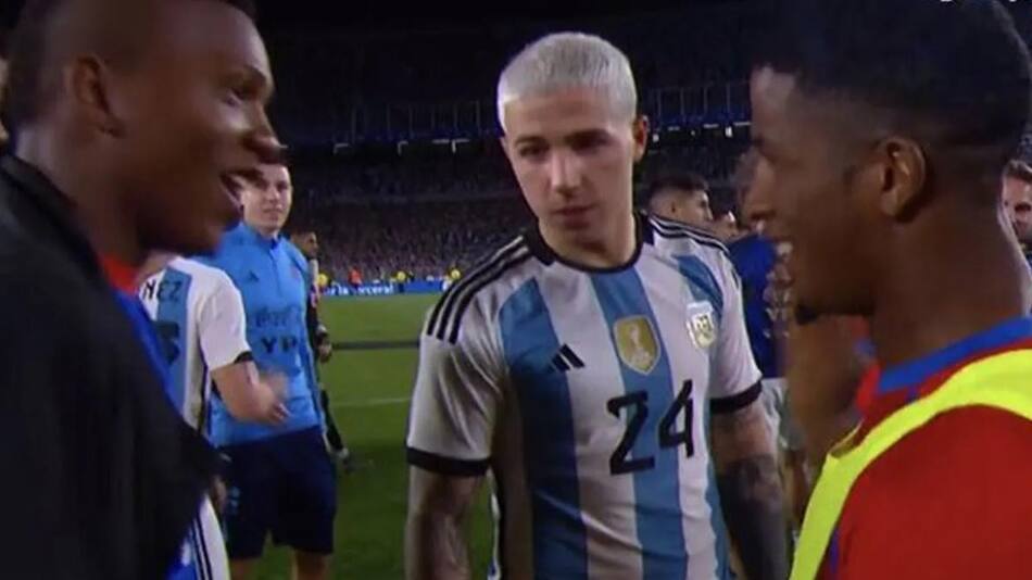 Jugadores de Panamá jugaron al piedra, papel o tijera por la camiseta de Enzo Fernández. Foto: Captura de video.