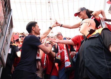 Xabi Alonso, muy querido por los hinchas del Bayer Leverkusen. Foto: Reuters/Thilo Schmuelgen