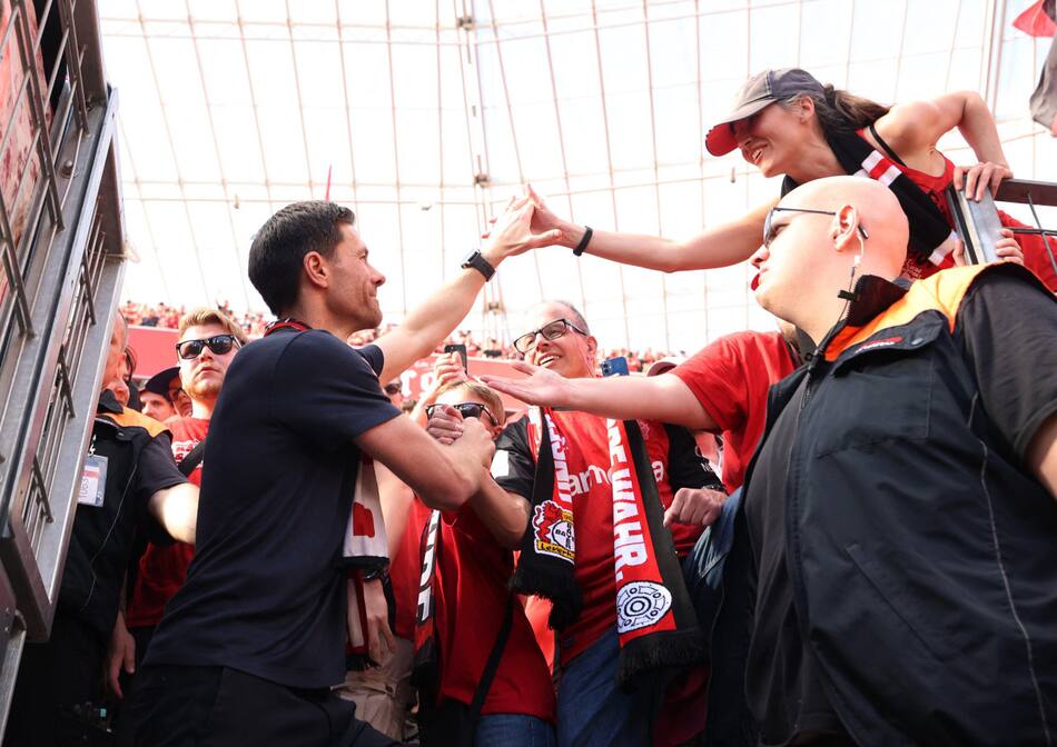 Xabi Alonso, muy querido por los hinchas del Bayer Leverkusen. Foto: Reuters/Thilo Schmuelgen
