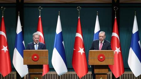 El presidente de Turquía Tayyip Erdogan junto a su par finlandés, Sauli Niinisto, hace dos semanas en Ankara. Foto: Reuters
