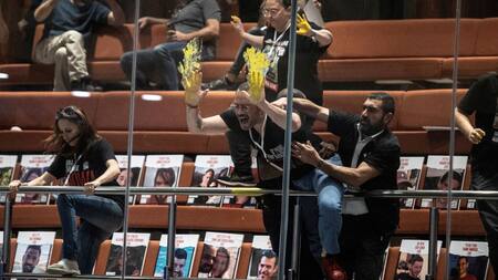 Protesta en la Knéset israelí de familiares de rehenes. Foto: Reuters.