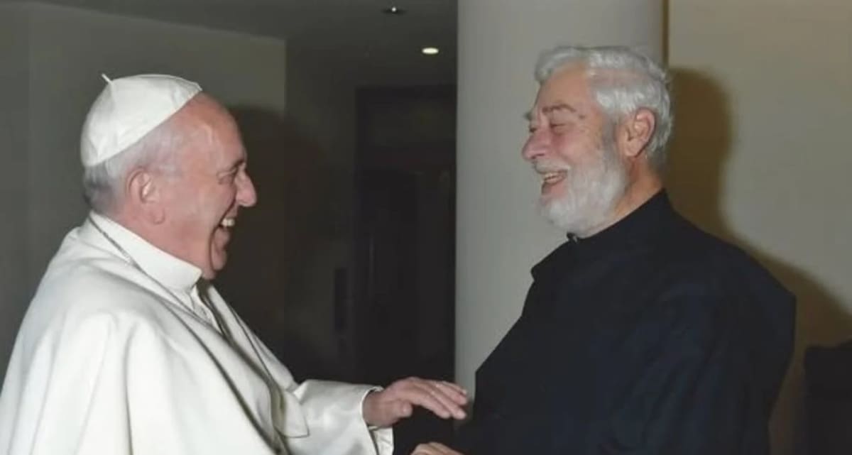 Mamerto Menapace y el Papa Francisco.