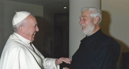 Mamerto Menapace y el Papa Francisco.