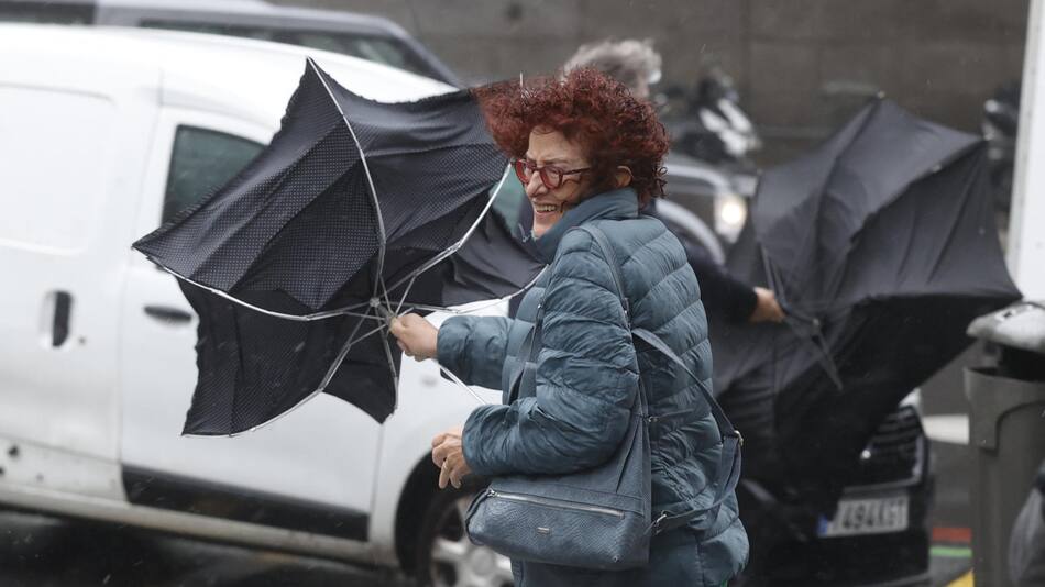 Toda España, salvo las Canarias, se mantiene en alerta por las fuertes ráfagas de viento. Foto: EFE.