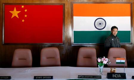 Las banderas de India y China, juntas. Foto: Reuters.