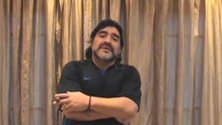 El saludo de Maradona a Alejandro Granados, intendente de Ezeiza