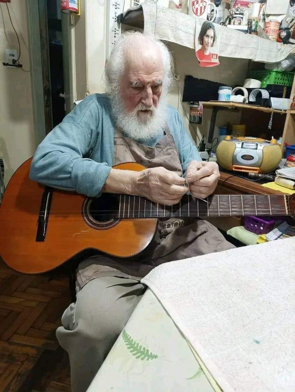 José Larralde artista de folklore argentino en su casa