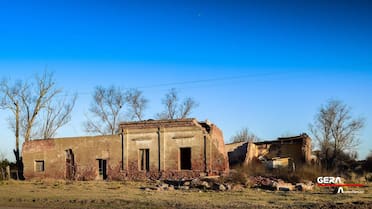 Calles vacías y un hotel en pie: la historia del enigmático pueblito pampeano que parece detenido en el tiempo