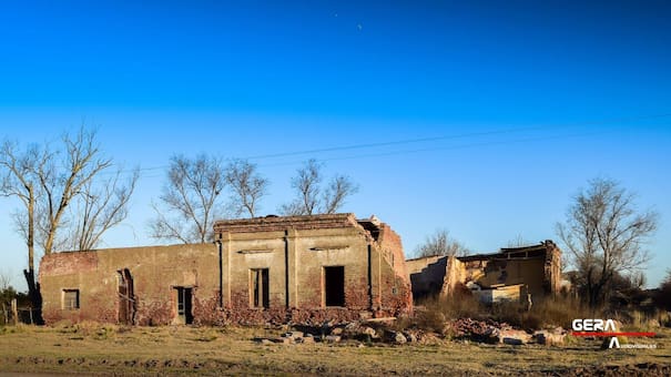 Calles vacías y un hotel en pie: la historia del enigmático pueblito pampeano que parece detenido en el tiempo