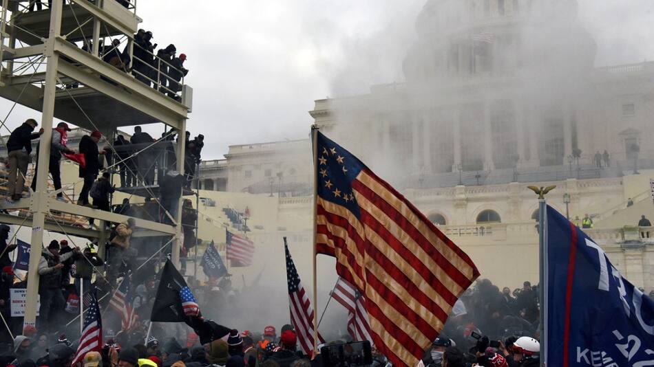Bandera de Estados Unidos flameando frente al Capitolio. Foto: Reuters.