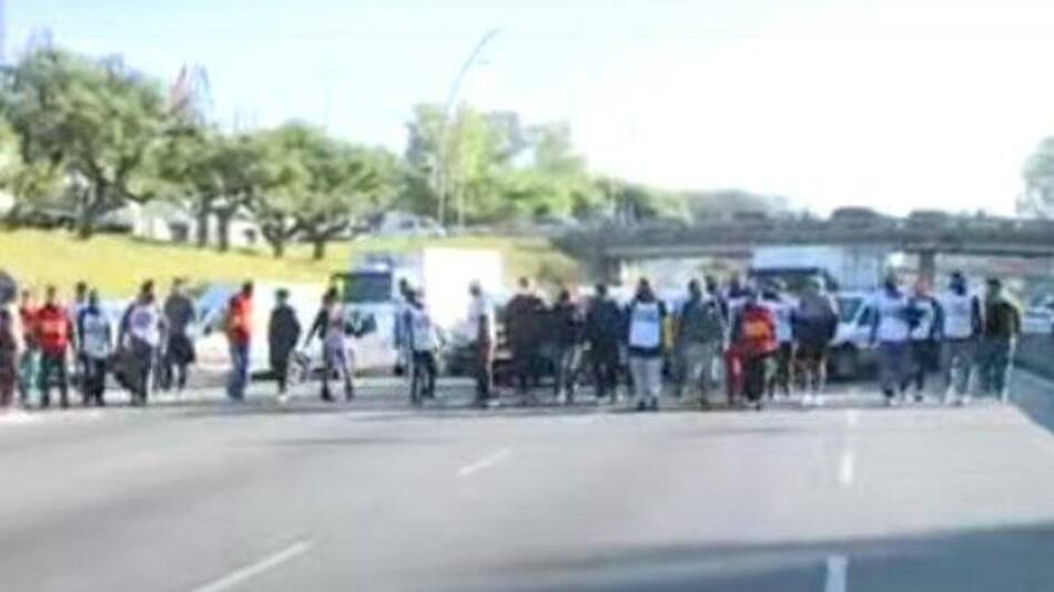 Trabajadores de la Clínica San Andrés de Caseros cortan Av. San Martín alt Gral Paz mano al Riachuelo, desvío a colectora, Twitter @marinosergio