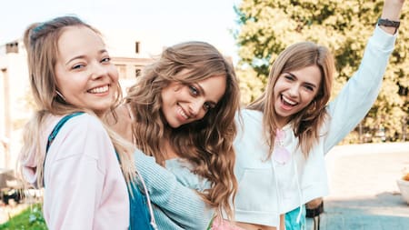 Amigas con distintos peinados. Foto: Freepik