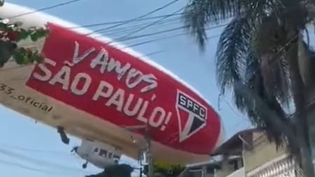 Un dirigible del club San Pablo se estrelló sobre viviendas de las afueras de la ciudad