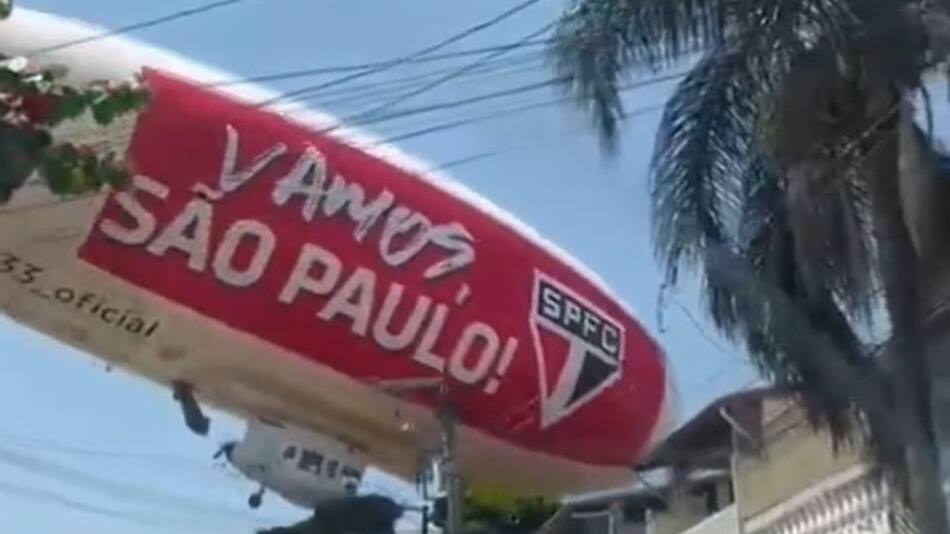 Accidente de un dirigible del club San Pablo en las afueras de la ciudad. Foto: Captura de video.