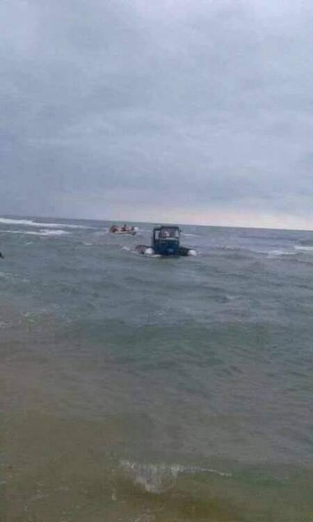 Mototaxi que se convierte en lancha es furor en redes sociales