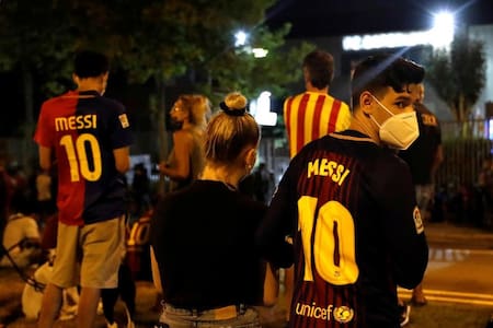 Hinchas de Barcelona apoyan a Messi y piden renuncia de Bartomeu en manifestación frente al Camp Nou, Reuters